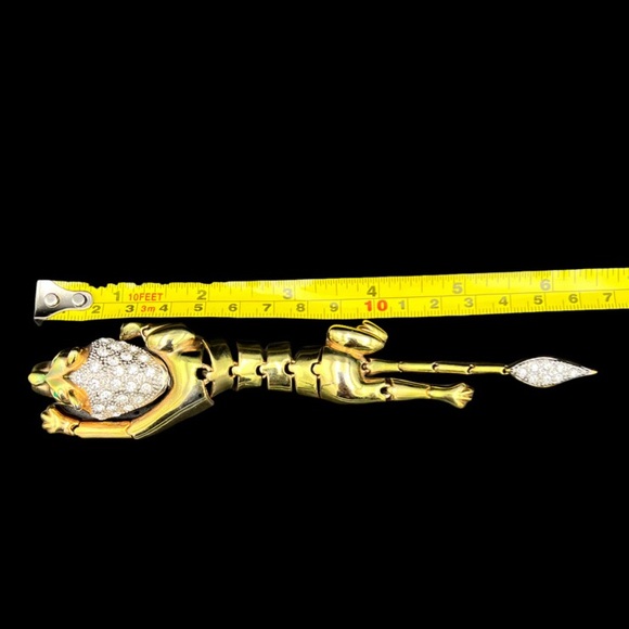 1980s  Lion Articulated Shoulder Brooch Pin Gold Plated Pave Crystals Statement - Picture 13 of 13